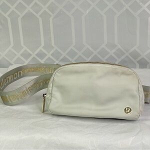 Lululemon Everywhere Belt Bag 1L Vapor/Gold/White O/S